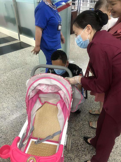 圖片1.png“真情服務(wù)”是讓旅客更加安心、放心、舒心的出行。行查室作為部門進(jìn)港服務(wù)的最后一個(gè)環(huán)節(jié)，在日常工作中也很注重服務(wù)細(xì)節(jié)。6月10日，行查室工作人員幫助旅客打開嬰兒車，為她排憂解難。.png