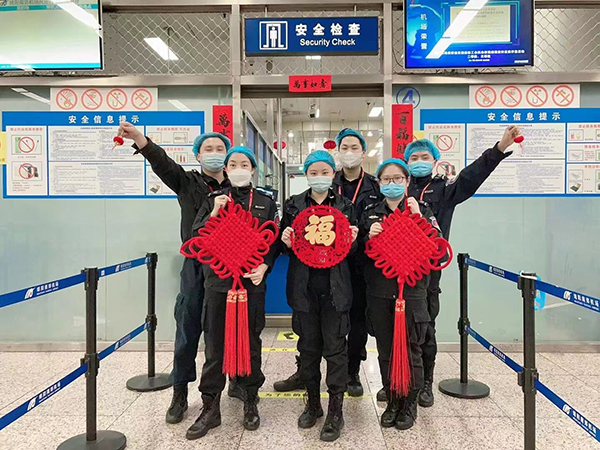 1644996291996400.jpg 安檢通道“年味十足”1.jpg