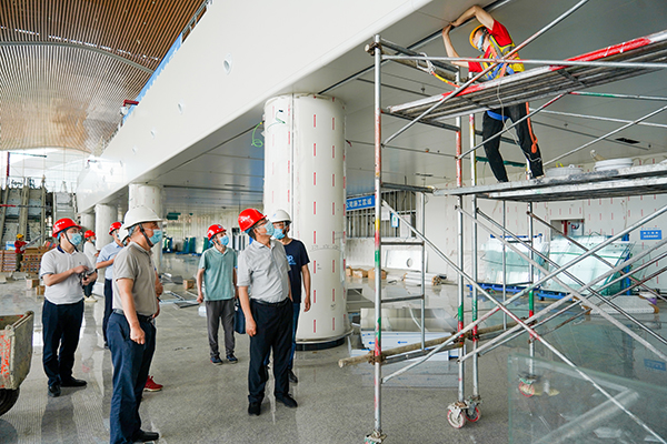 1654046460230220.jpg 市國資委敬東陽主任帶隊(duì)調(diào)研綿陽機(jī)場(chǎng)T2航站樓2.jpg