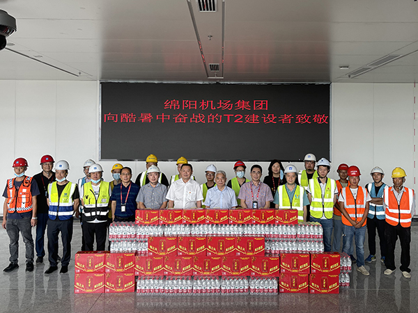 1658389922379712.jpg 炎炎夏日送清涼 絲絲關(guān)愛入心田.jpg